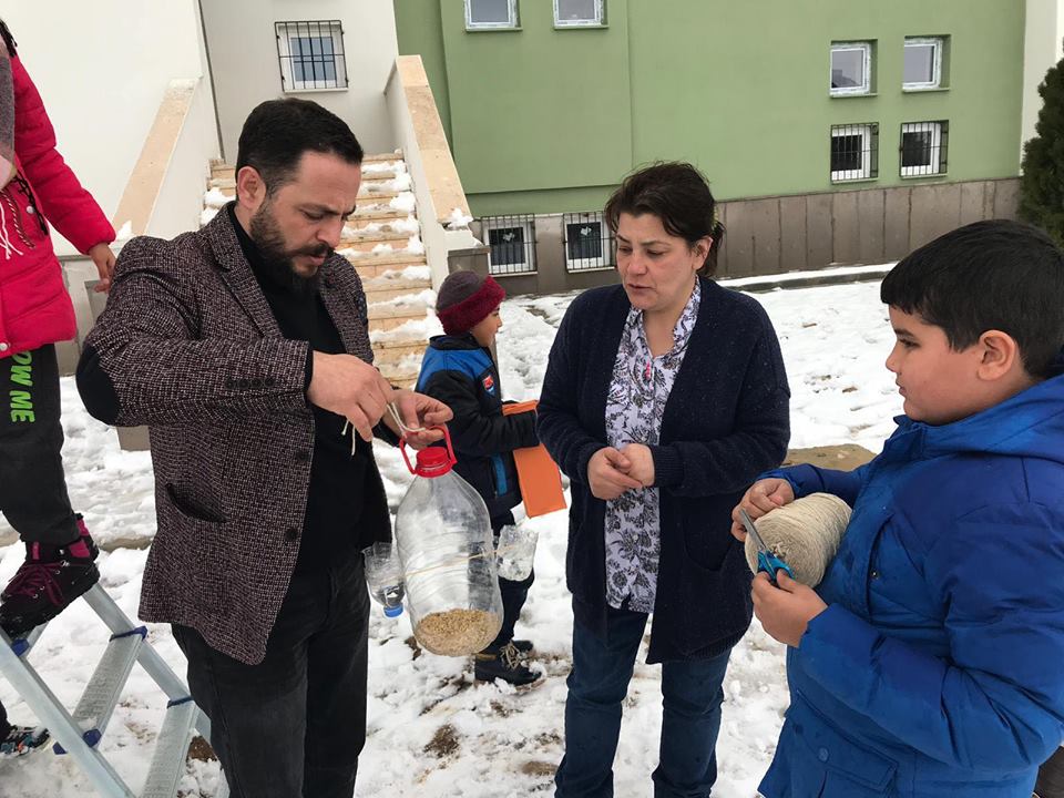 Kuşlara Bir Damla Umut Oldular resim