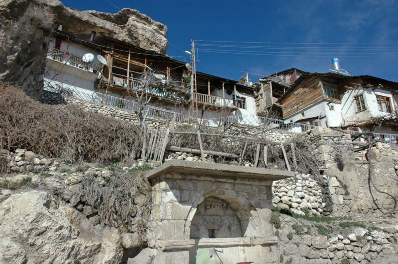 Şimdi nerde o güzel balkonlu evler. özellikle üzüm asmasnın sardığı. Nerdeyse yıkılacak. belki de yıkılmıştır. resim