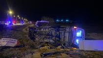 Karaman'da otomobil ile ambulans çarpıştı: Ambulans şarampole devrildi! 3'ü sağlıkçı 5 yaralı