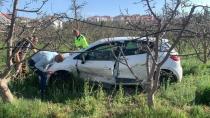 Karaman'da kaza yapan otomobil elma bahçesine uçtu