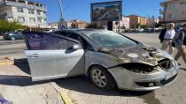 Karaman'da trafik ışıklarında bekleyen otomobil alev aldı